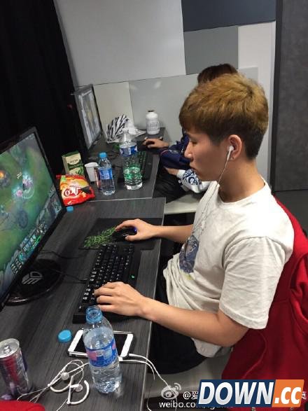 英雄联盟S5首日掠影,LOL知名解说调侃iG投降之战!