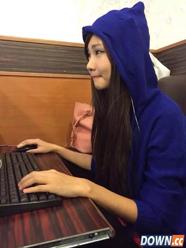 台湾妹子打lol售货员变嫩模