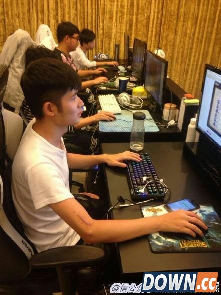 OMG键盘广告全员独缺UZI