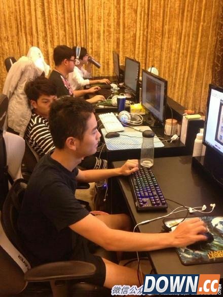 OMG键盘广告全员独缺UZI