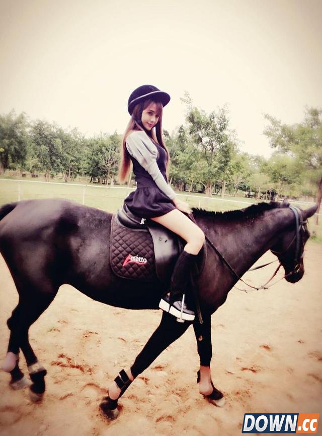 18岁嫩模最爱LOL：撸龄达两年，居然还是黄金段位？