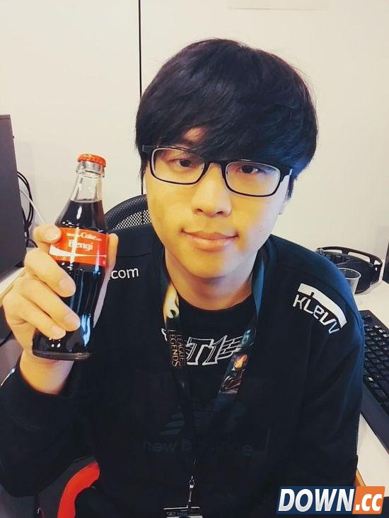 可口可乐生产印有SKT队员名的可乐