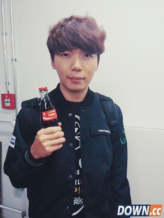 可口可乐生产印有SKT队员名的可乐