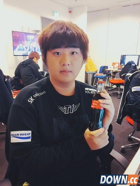 可口可乐生产印有SKT队员名的可乐