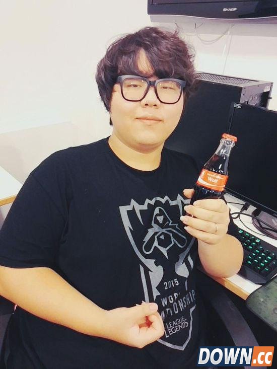 可口可乐生产印有SKT队员名的可乐