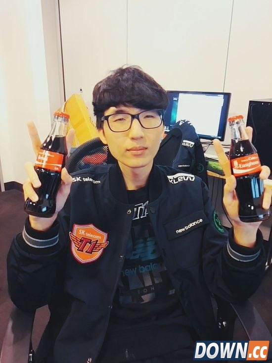 可口可乐生产印有SKT队员名的可乐