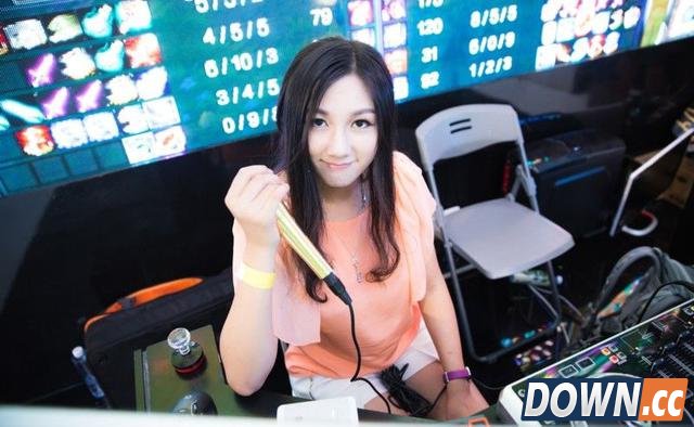 LOL解说小苍mm登上美国时代广场，视频播放量已超15亿！