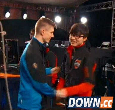 Faker致敬老前辈Froggen选冰鸟，惨遭吊打被教育！