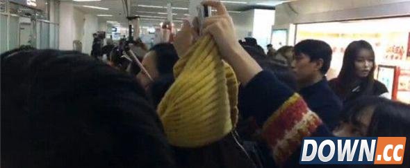 众多女粉丝街机猴爷吓懵