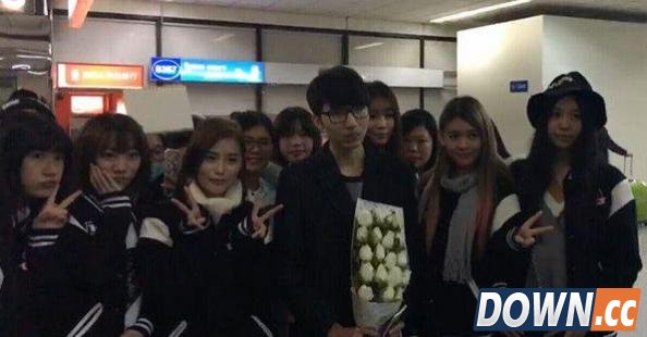 众多女粉丝街机猴爷吓懵