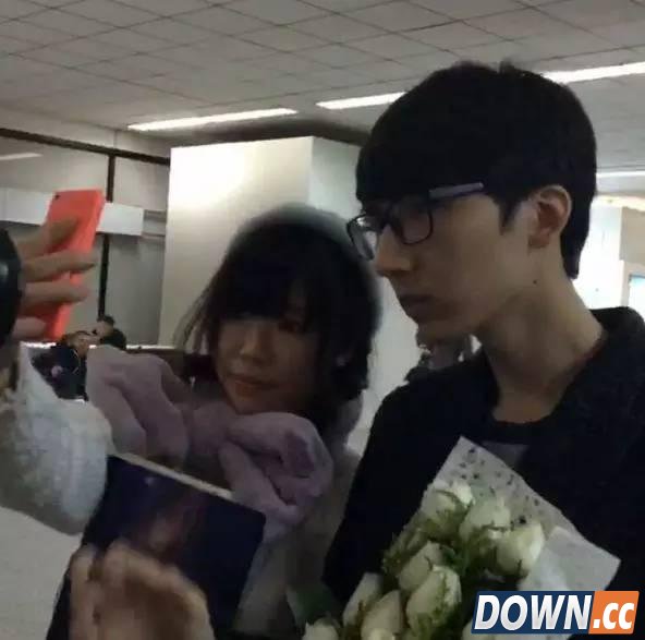 众多女粉丝街机猴爷吓懵