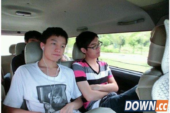 LOL厂长疑似对商业活动不满怒刚三少