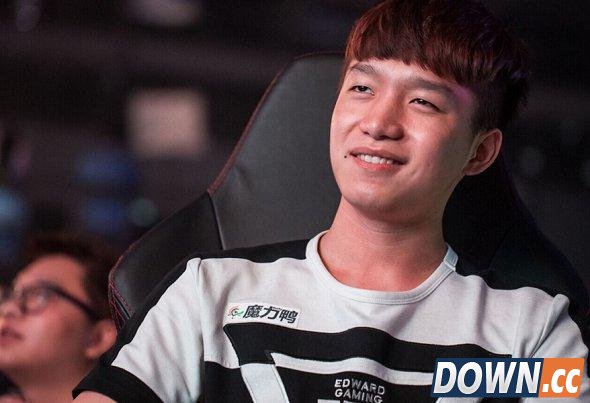 LOL厂长疑似对商业活动不满怒刚三少