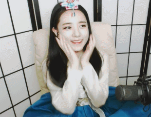 LOL韩国青铜女主播另一款游戏又被虐哭