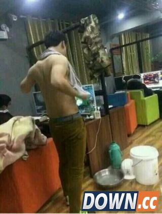 LOL玩家把网吧当家就地做饭