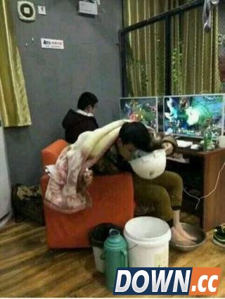 LOL玩家把网吧当家就地做饭