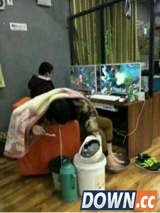 LOL玩家把网吧当家就地做饭