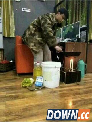 LOL玩家把网吧当家就地做饭