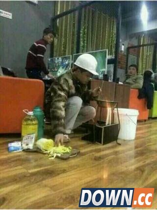 LOL玩家把网吧当家就地做饭