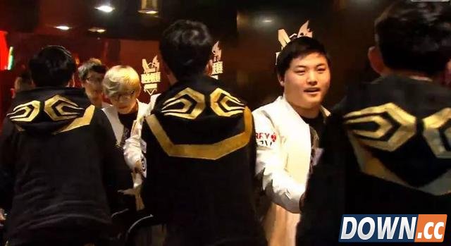 UZI终于上场QG完胜Snake