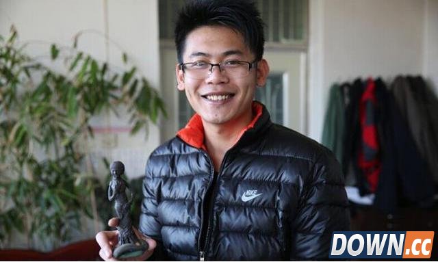 LOL小智直播怒砸键盘，微博人肉对手究竟是对是错？