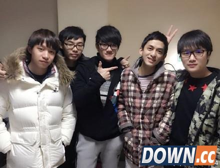 LOL主播草莓医院过新年：老WE四人聚齐探望，真温馨！