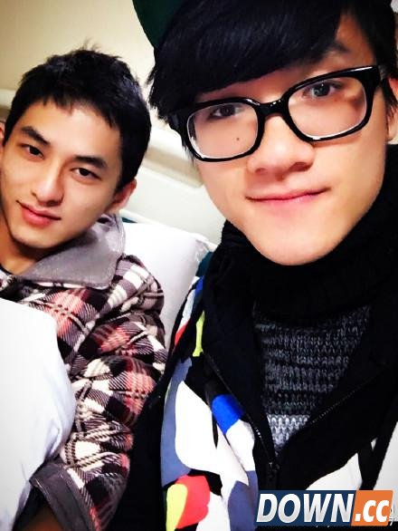 LOL主播草莓医院过新年：老WE四人聚齐探望，真温馨！