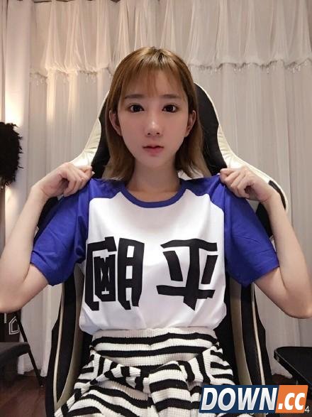 斗鱼郭mini复播穿平胸文字T恤