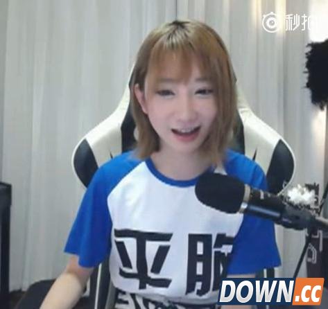 斗鱼郭mini复播穿平胸文字T恤