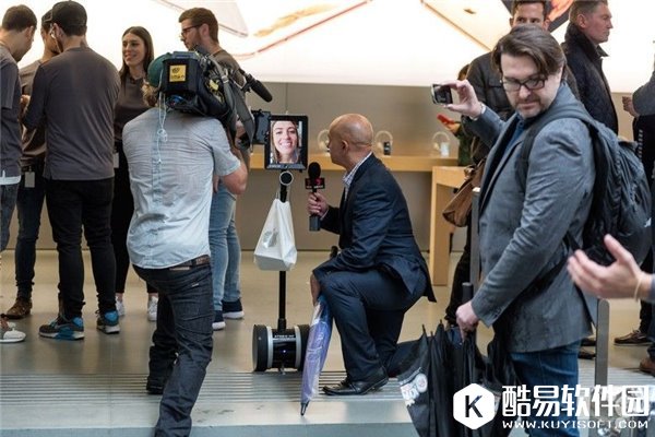 女孩用机器人排队买苹果iPhone6s