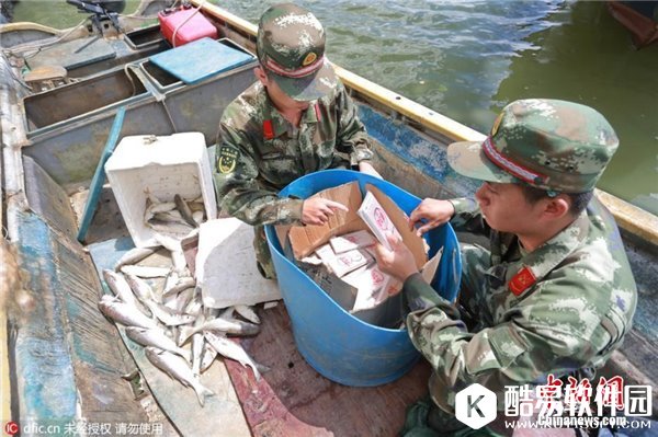 走私出新招：370部苹果iPhone藏鱼桶被查