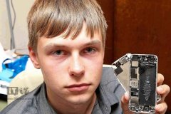 外国小伙苹果iPhone5s自爆再买个5c